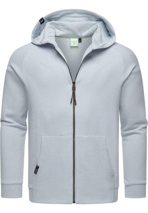 Sudadera azul claro con cremallera, hecha de una tela suave, que cuenta con una capucha, dos bolsillos frontales y puños acanalados para un ajuste ceñido.