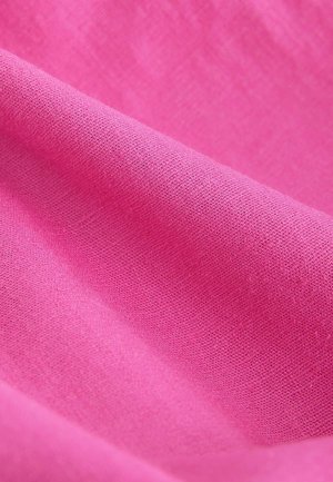 Vaaleanpunainen kangas, jossa on tekstuurinen, kudottu ulkonäkö; materiaali on sileä ja kevyt, ja siinä on yhtenäinen väri koko ajan.