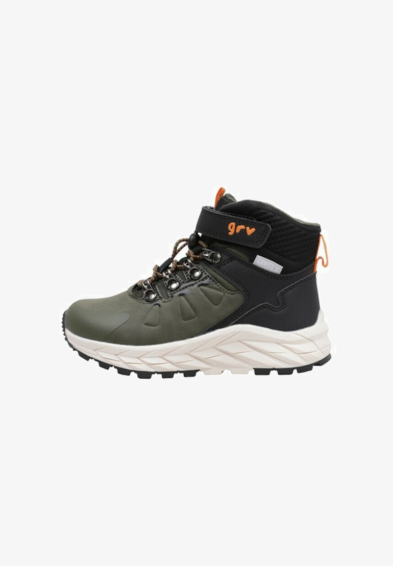 Botte de randonnée en vert foncé et noir. Présente une tige texturée, un système de laçage avec crochets, un col rembourré et une semelle blanche antidérapante.