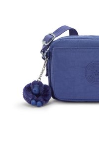 Borsa a tracolla viola in nylon con finitura testurizzata, patch logo frontale e portachiavi a forma di scimmietta pelosa. Incluso un cinturino regolabile.
