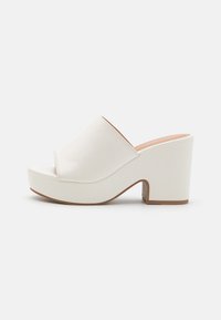 WIDE FIT - Magas sarkú papucsszandálok -  white