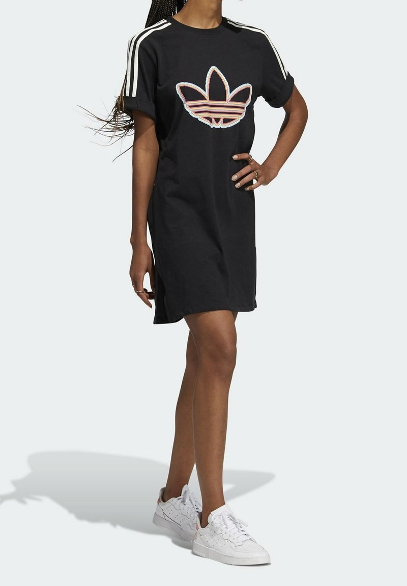 Vestito t-shirt in cotone nero con collo rotondo, maniche corte, dettagli a tre strisce bianche e logo ricamato multicolore sul davanti.