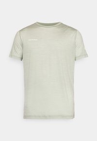 Lichtgroene t-shirt met korte mouwen van zachte stof. Heeft een ronde hals en het "MAMMUT" logo in het wit gedrukt op de borst.