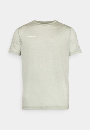 Világoszöld, rövid ujjas póló, puha anyagból készült. Kerek nyakkivágással és fehér "MAMMUT" logóval rendelkezik a mellkasán.