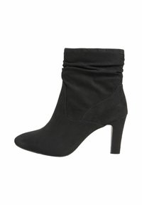 Bota negra hasta el tobillo con punta afilada, material de ante arrugado y un delgado tacón de aguja. Presenta costuras visibles y una textura suave.