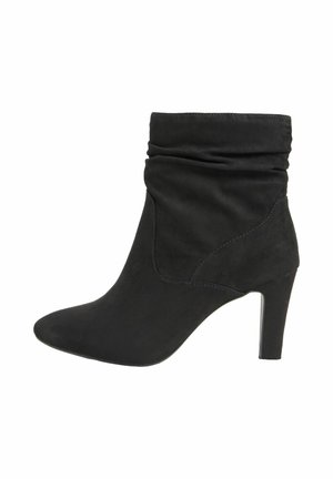 Černé kotníkové boty s špičatou špičkou, z jemného semiše s volnou siluetou a tenkým stiletto podpatkem. Obsahují viditelné švy a hladký povrch.