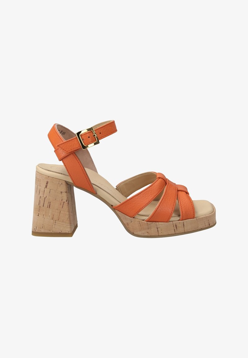 Sandale orange à bout ouvert avec talon bloc en liège et bride de cheville avec boucle dorée, avec plusieurs brides traversant l'avant du pied.