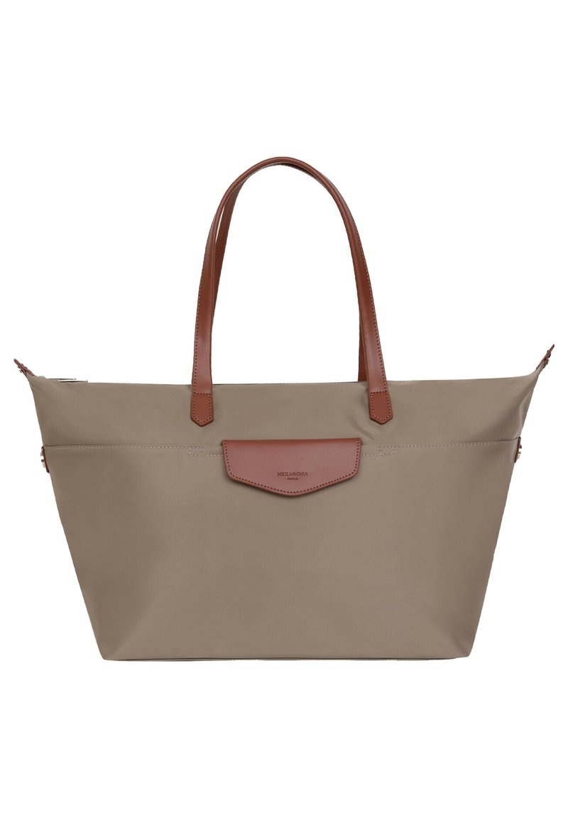 Borsa a tracolla beige con manici in pelle marrone e un dettaglio con patta. Realizzata in materiale resistente, con chiusura a zip e texture liscia.
