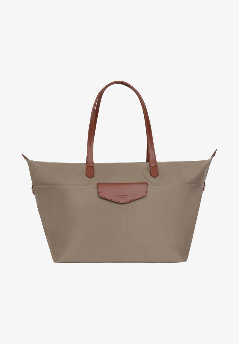 Borsa a tracolla beige con manici in pelle marrone e un dettaglio con patta. Realizzata in materiale resistente, con chiusura a zip e texture liscia.