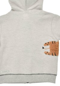 Grauer Kapuzenpullover mit einem strukturierten Design eines orange- und schwarzgestreiften Tigerpfotes am linken Arm. Enthält ein kleines Etikett, das am Saum angenäht ist.