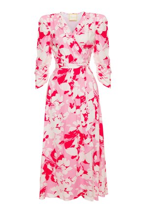 Różowa i czerwona sukienka kopertowa w kwiaty z bufkami, dekoltem w serek oraz paskiem wiązanym w talii, sięgająca poniżej kolan.