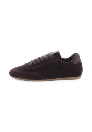 Dunkelbrauner Wildleder-Sneaker mit niedrigem Schaft, Schnürung vorne und hellbrauner Gummisohle, von der Außenseite gezeigt.