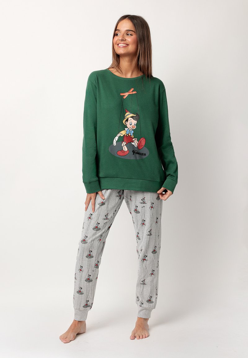 Sudadera verde con un gráfico de Pinocho y pantalones de pijama grises adornados con un patrón repetido de Pinocho y cuerdas de marioneta.