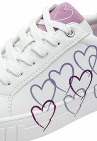 Sneaker bianco con cuori viola, tessuto testurizzato sul tallone e lacci bianchi. Superficie liscia e suola in gomma bianca con righe.