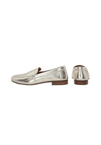 Metalické stříbrné mokasíny s hladkým povrchem, mandlovou špičkou a nízkým dřevěným podpatkem. Obsahují prošívaný akcent a slip-on design.