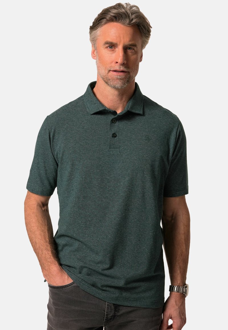 Kortärmad polo i mörkgrön med ett subtilt randmönster, plack med tre knappar och en mjuk textur. Designad för avslappnad användning.