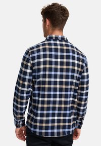 Camisa de cuadros para hombre en azul marino, azul claro y beige. Fabricada en tejido suave, cuenta con un cuello abotonado y mangas largas con puños.