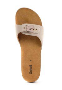 Beige suède instapsandaal met een brede band, verstelbare metalen gesp en kurken voetbed, met de merknaam "Scholl" gedrukt op de zool.