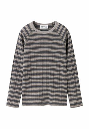 Langærmet ternet bluse i grå, blå og beige. Den har rund halsudskæring og blødt, tekstureret stof med kontrasterende syninger.