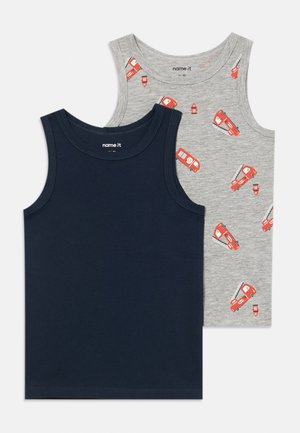 Dos camisetas sin mangas: una de color azul marino y otra de color gris claro con patrones de camiones de bomberos rojos. Material de algodón, cuello redondo, diseño básico de tirantes.