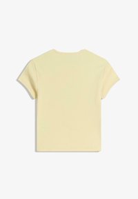 Tricou din bumbac de culoare galben deschis, cu mâneci scurte, întins pe o suprafață plană, arătând partea din spate cu un guler rotund.