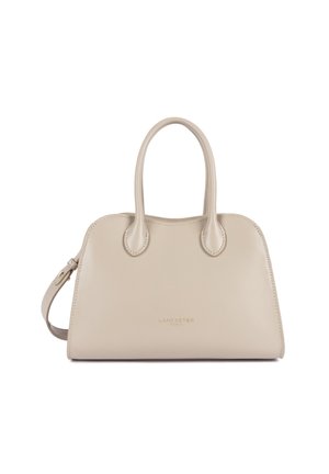 Sac à main en cuir beige avec deux poignées arrondies, une couture subtile et une bandoulière amovible, orné d'un logo embossé « Lancaster Paris ».