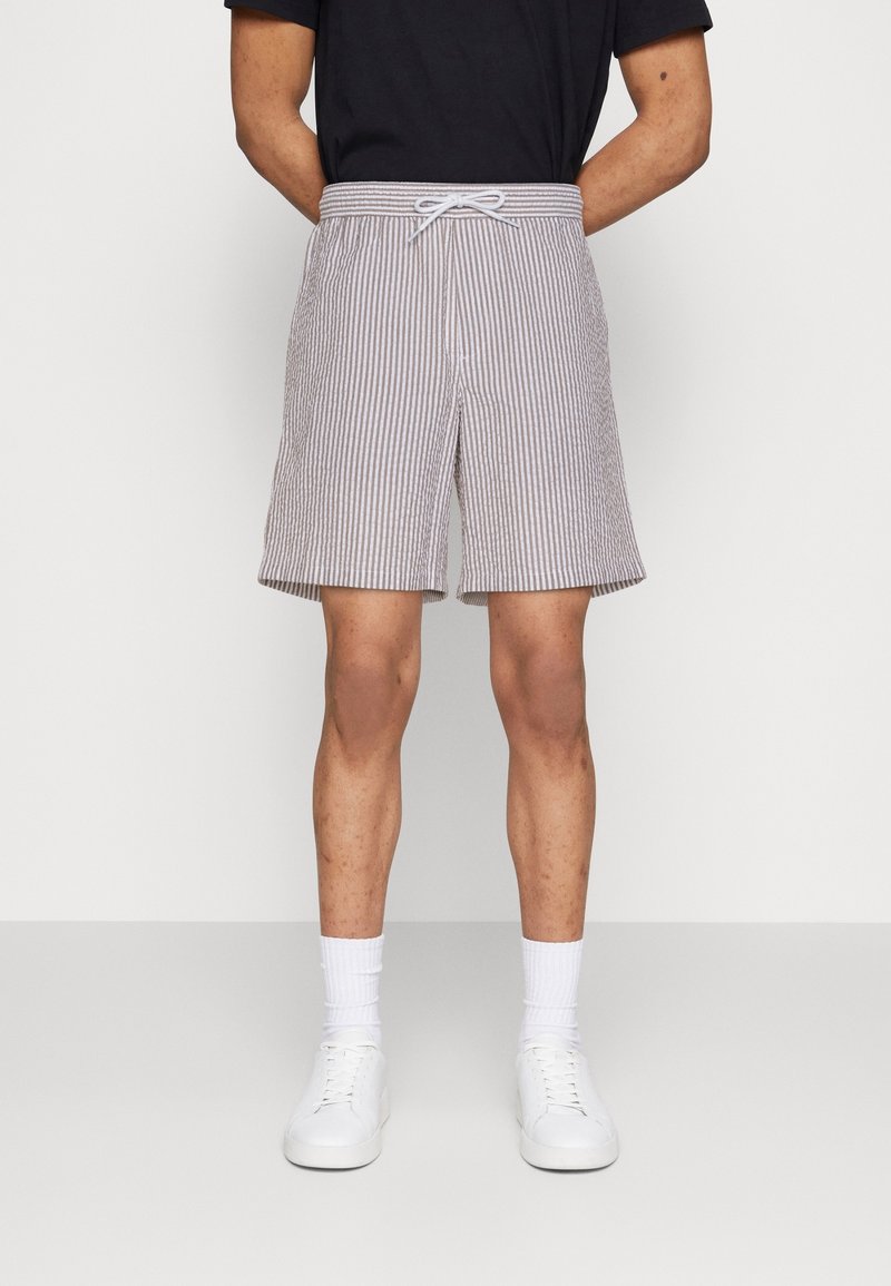 Shorts rayés pour hommes avec une taille élastique et un cordon de serrage, en tissu léger aux motifs de bandes claires et foncées.