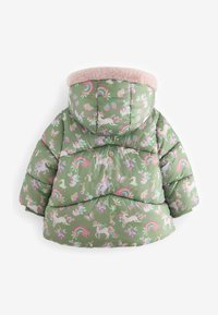 Veste matelassée verte pour enfants avec bordure de capuche en fausse fourrure rose, ornée d’un motif de licornes, arcs-en-ciel, fleurs, papillons et petits animaux.