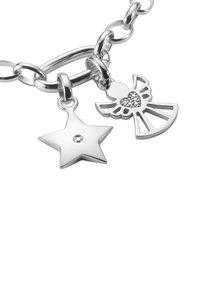 Bracciale a catena in argento con un ciondolo a forma di stella impreziosito da uno strass e un ciondolo a forma di angelo con dettagli di cuore e ali, entrambi lucidati e riflettenti.
