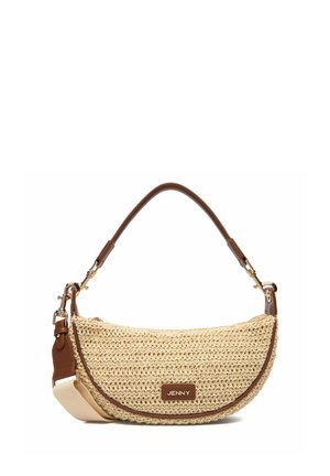 Bolso beige de media luna tejido con ribetes de cuero marrón, correa de hombro desmontable y etiqueta "JENNY" en el frente.