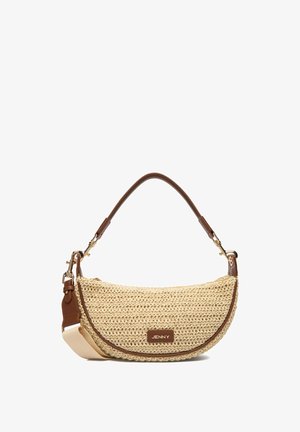 Bolso beige de media luna tejido con ribetes de cuero marrón, correa de hombro desmontable y etiqueta "JENNY" en el frente.