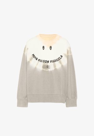 Sweat-shirt tie-dye beige et blanc cassé avec un motif visage souriant noir et le texte "MM6 Maison Margiela" au-dessus d'un petit logo numéroté.