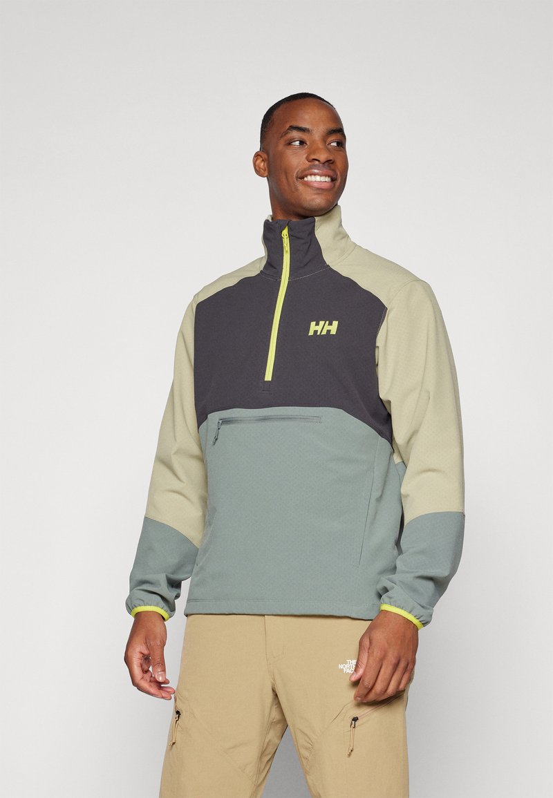 Fleece-Pullover in Grau, Beige und Grün, mit hohem Kragen, Reißverschluss-Taschen vorne und Logo auf der Brust. Strukturierter Stoff.