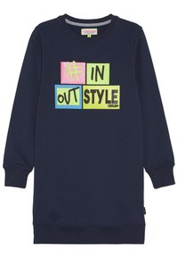 Tmavě modré šaty s dlouhými rukávy vyrobené z mikinového materiálu, s odvážným vícebarevným grafickým designem, který zní "# IN OUT STYLE." Bavlněný materiál.