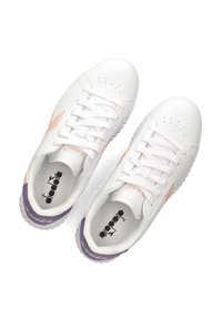 Weiße Sportschuhe mit einem glatten Lederfinish. Merkmale sind rosa Akzente, eine lila Ferse und weiße Schnürsenkel. Gummisohle mit Profil und durchbrochendem Design.