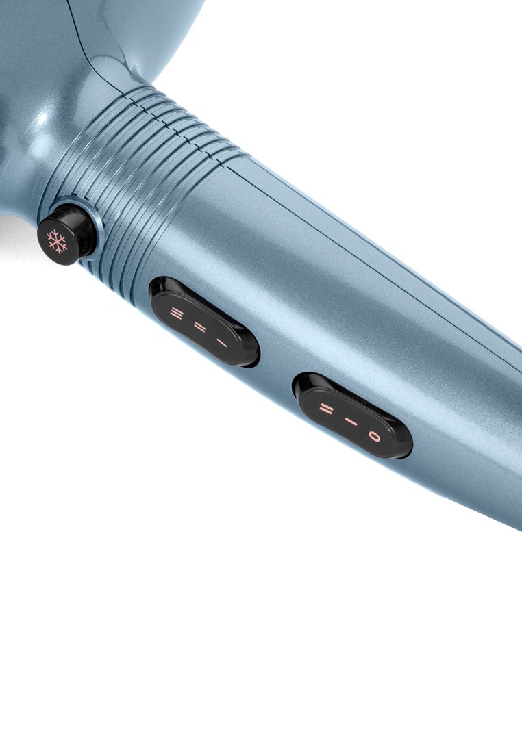 Helle blaue Haartrocknerhandhabung mit geriffelter Textur, ausgestattet mit einem Temperaturregler und zwei schwarzen Tasten für die Geschwindigkeitsstufen.