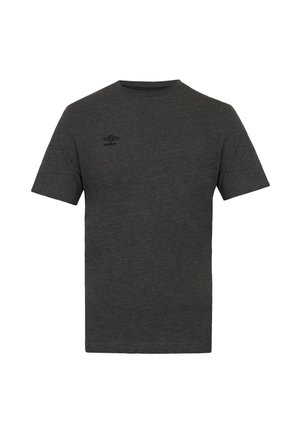 T-shirt gris foncé à manches courtes avec un petit logo noir Umbro sur le côté gauche de la poitrine et un col rond.