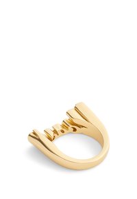 Anillo de oro con una banda ancha que presenta un diseño ondulado, incluyendo acentos elevados y un acabado suave, creando una apariencia moderna y texturizada.