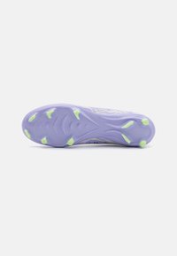 Paarse sport schoenzool met een gestructureerd ontwerp, zwarte accenten en felgroene noppen voor grip. Gladde afwerking en lichtgewicht.