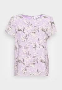 Top floreale lilla con maniche corte e scollatura tonda, caratterizzato da fiori rosa chiaro e foglie verdi su un tessuto leggero e semitrasparente.