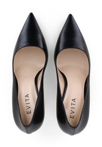 Scarpe con tacco alto in pelle nera con punta affilata e taglio basso ai lati. L'interno presenta un'imbottitura beige chiara con il logo del marchio.