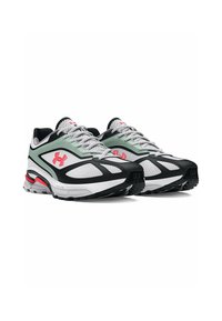Scarpe da ginnastica sportive in nero, bianco e verde menta, con una tomaia in rete, motivi testurizzati e dettagli rossi sulla suola e sul logo.