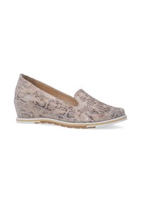 Slip-on wigge schoen in neutrale tinten met een gestructureerde, gemusterde bovenkant, geperforeerde details en een contrasterende witte zool.