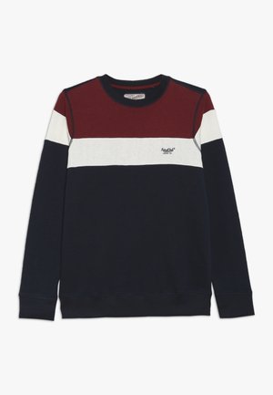 Sweat-shirt bleu marine avec des rayures horizontales rouges, blanches et bordeaux. Col rond, poignets et ourlet côtelés. Petit logo sur la poitrine. Matière en coton.