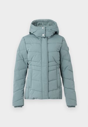 Gevoerde jas in licht teal, met een capuchon, een sluiting met drukknopen aan de voorkant, verticale en horizontale gestikte patronen, en elastische mouwen.