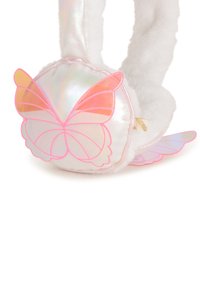Cuffie bianche e morbide con ali di farfalla rosa iridescenti attaccate su ogni lato, su uno sfondo bianco.