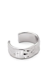 Anillo de metal plateado con un diseño texturizado y ondulado. Estilo abierto, acabado pulido con ligeras variaciones en la reflectividad de la superficie.