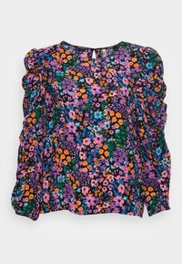 Blusa floreale con sfondo nero e vivaci fiori viola, arancioni e blu. Maniche lunghe con dettagli arricciati e scollatura a chiave.