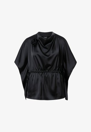 Černý saténový top s volným výstřihem, elastickým pasem a květinovým akcentem na rameni. Má volné rukávy a hladkou texturu.