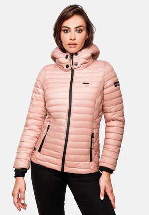 Roze pufferjack met een ritssluiting aan de voorkant, geribde manchetten en een capuchon. Heeft een gestikte quilting, zijzakken en een zwart logo accent.